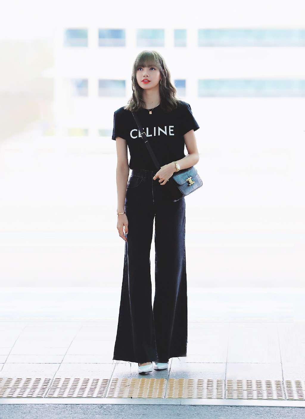 她是《青春有你2》舞蹈导师,今穿棕色上衣配背带裤,清纯如初恋