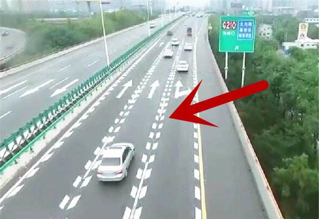 "鱼骨"标线应该怎么走?交警:这都不明白,12分扣光都不冤枉!