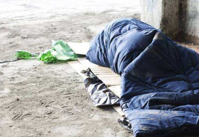 老人生病被儿子赶出家门,冻死在街头,警察在他身上发现一张照片