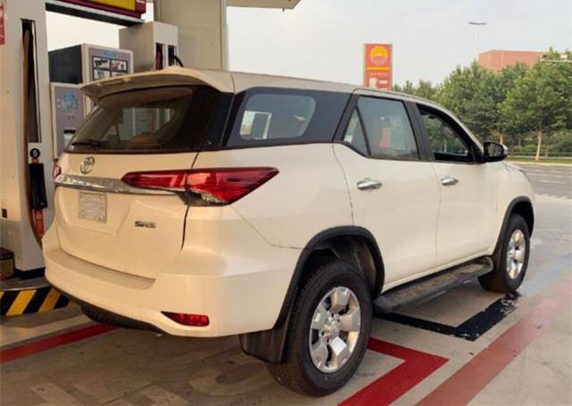 一口气降5万丰田全新小霸道实车亮相低配仅售28万