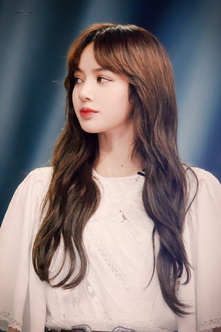 blackpink成员lisa晒庆生照,红唇黑发美成芭比娃娃