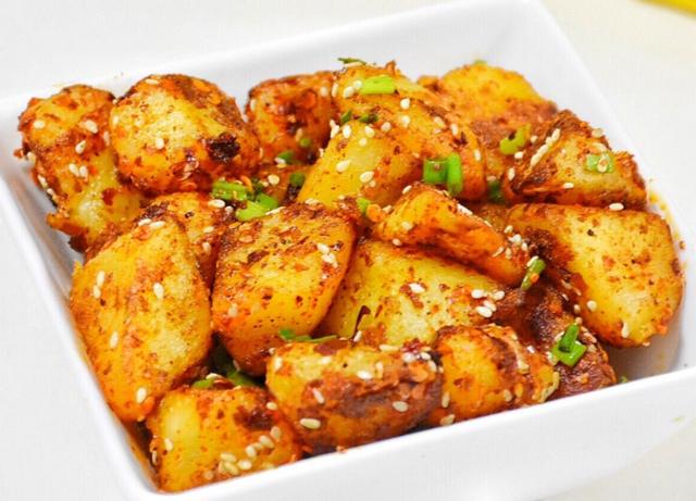 土豆有多种吃法,孩子最爱这种锅巴土豆,简单快手很美味