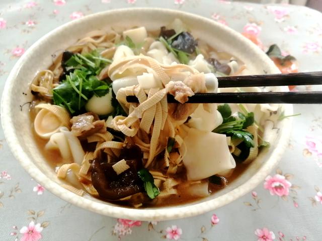 河南烩面家庭版做法,汤鲜味美,做法特别简单,学会可以开面摊了