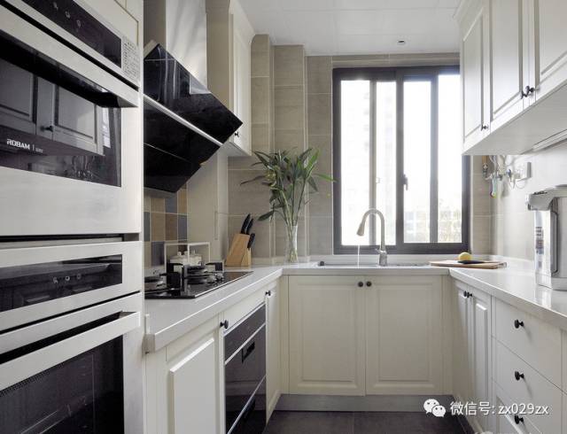 厨房左手高柜设置镶嵌电器,白色模压橱柜 ▲吊柜下方设置灯管照明