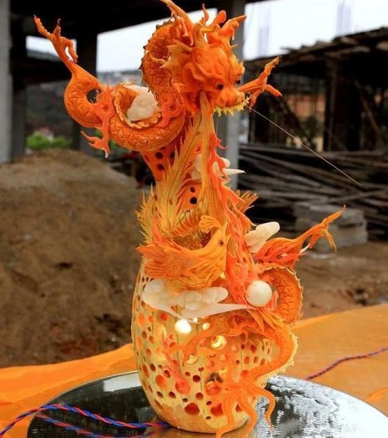 米其林大厨雕出一朵芒果花,中国大厨微微一笑:把我的龙拿出来