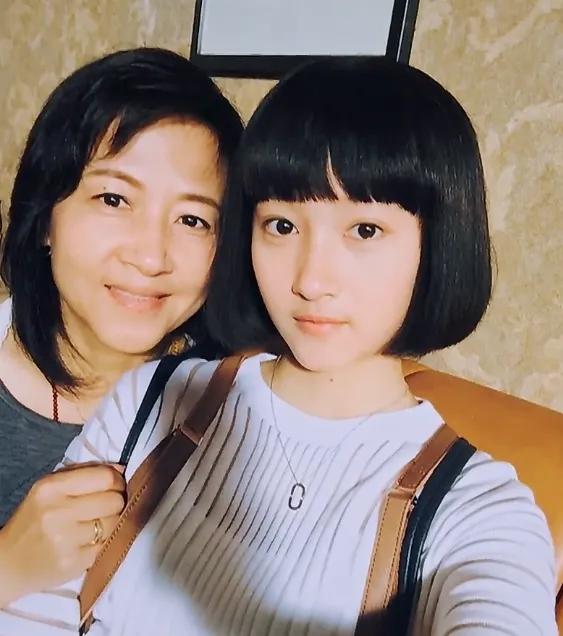 关晓彤与妈妈的合影,从小到大的成长状态,明白啥叫女大十八变了