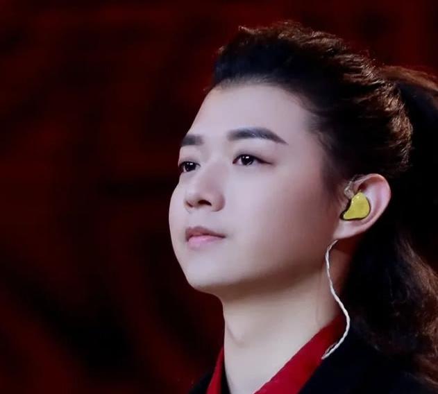 有种"整容"叫霍尊,剪掉长发,秀素颜自拍照,网友:日系美男!