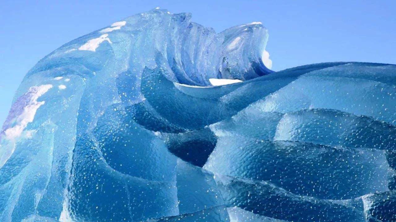 无疑就是深海了,一万米的深海,水也就有了另一种名为超临界水的形态