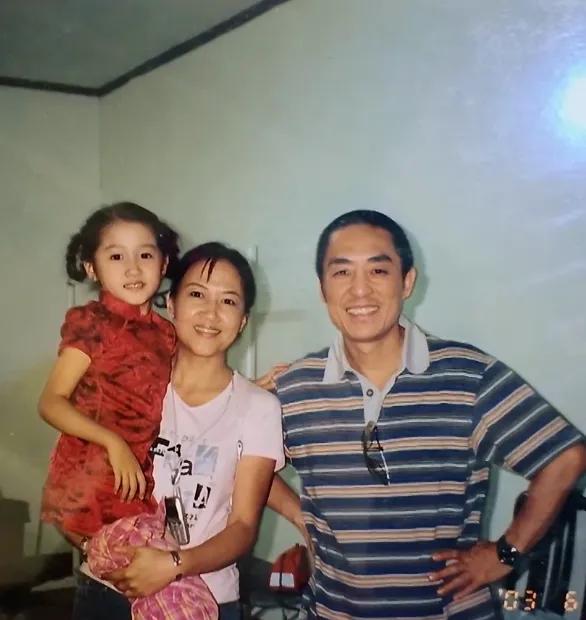 关晓彤与妈妈的合影,从小到大的成长状态,明白啥叫女大十八变了