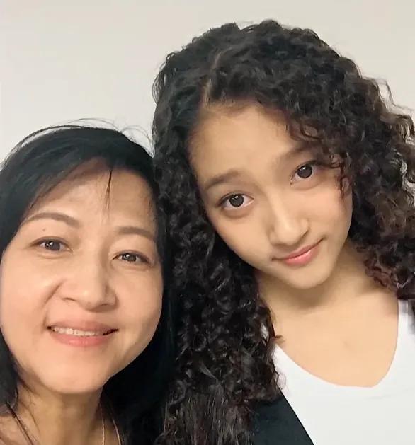 关晓彤与妈妈的合影,从小到大的成长状态,明白啥叫女大十八变了