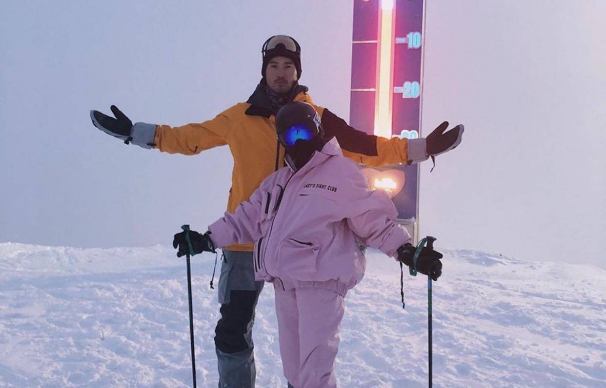 在高以翔下葬当天,bella将头发和指甲的颜色换成了高以翔最爱的紫色