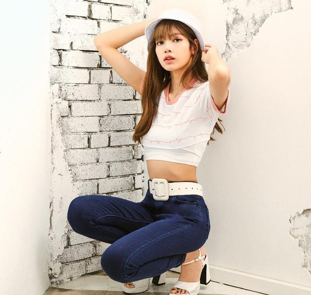 lisa气质真是多变,换上白色不规则套装短裙,配卷发清纯十足