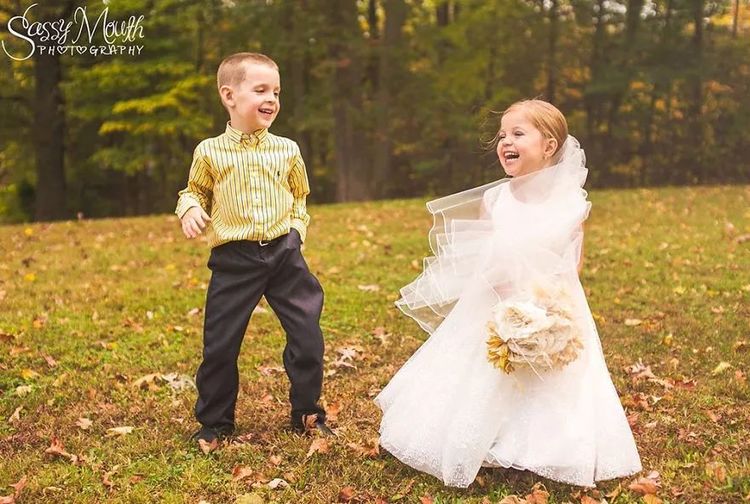 小男孩小女孩在家结婚图片