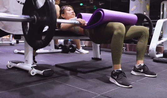 可以尝试4个动作,帮你收紧臀腿,练出好身材|杠铃|深蹲|臀部_新浪新闻