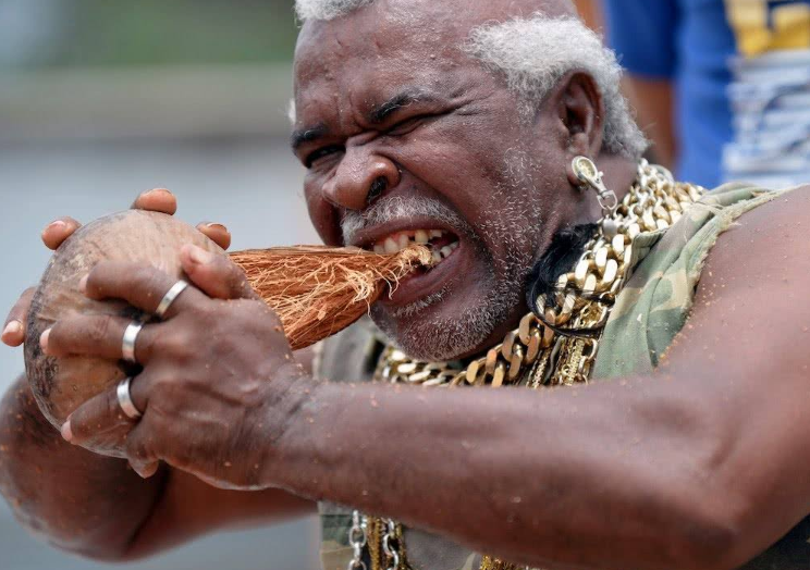 "铁牙功",咬椰子如同吃糖果,网友:看着牙疼|椰子|大爷|牙齿_新浪新闻