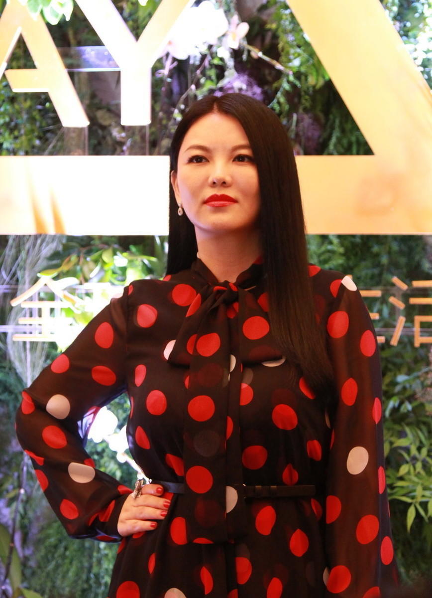 笔直的长发很受年轻女性欢迎,李湘这样的年纪为自己选择黑长直的发型