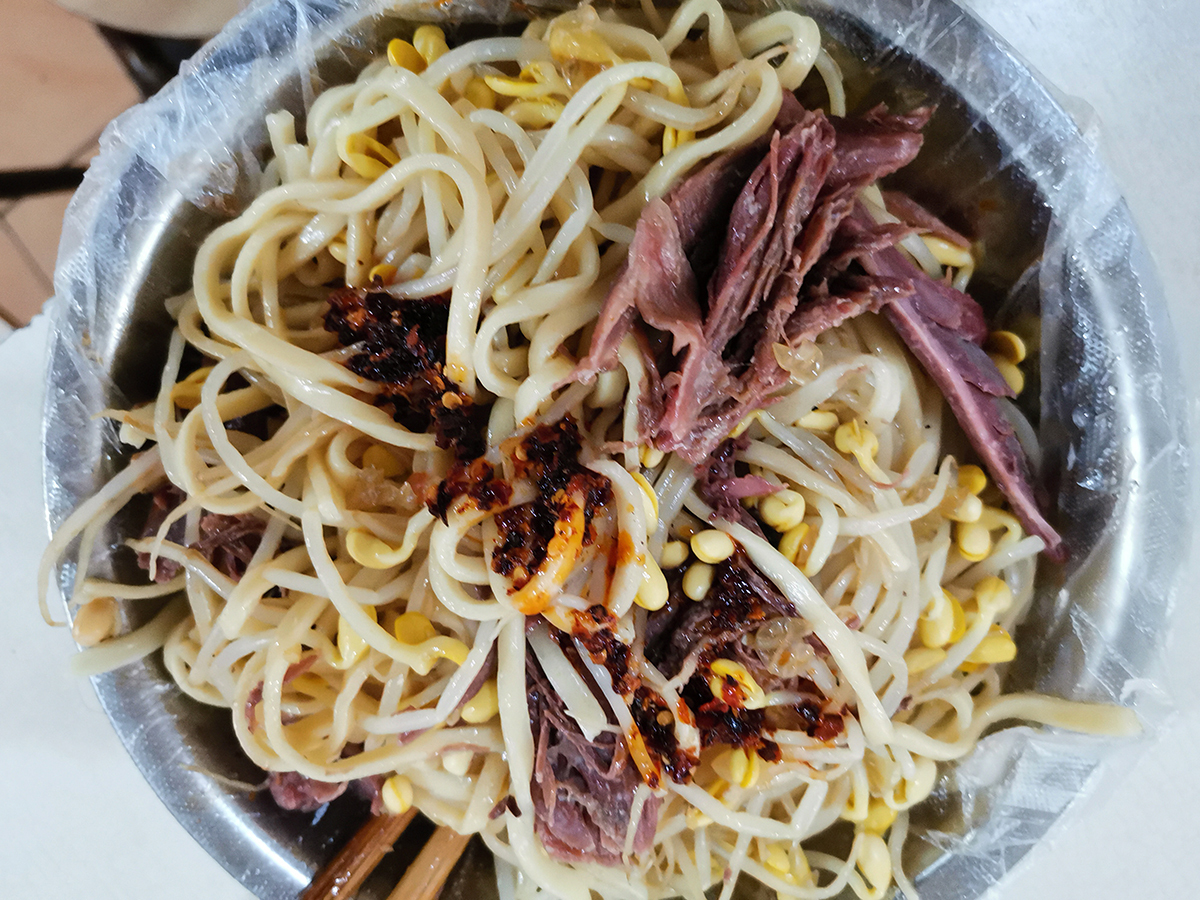 是各种材料添加齐全的干扣面,因为加入了狗肉,又被很多人称为"狗肉面"