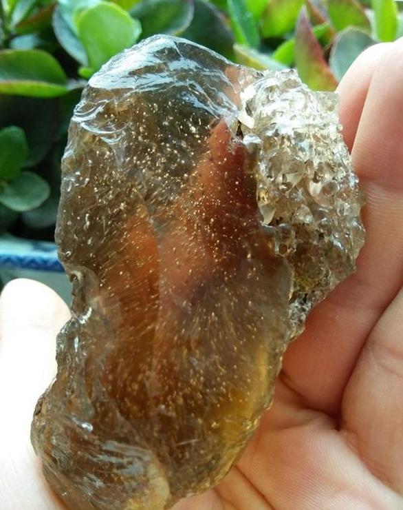 老大爷山上捡到一块黄色石头,经专家鉴定,实属罕见宝贝