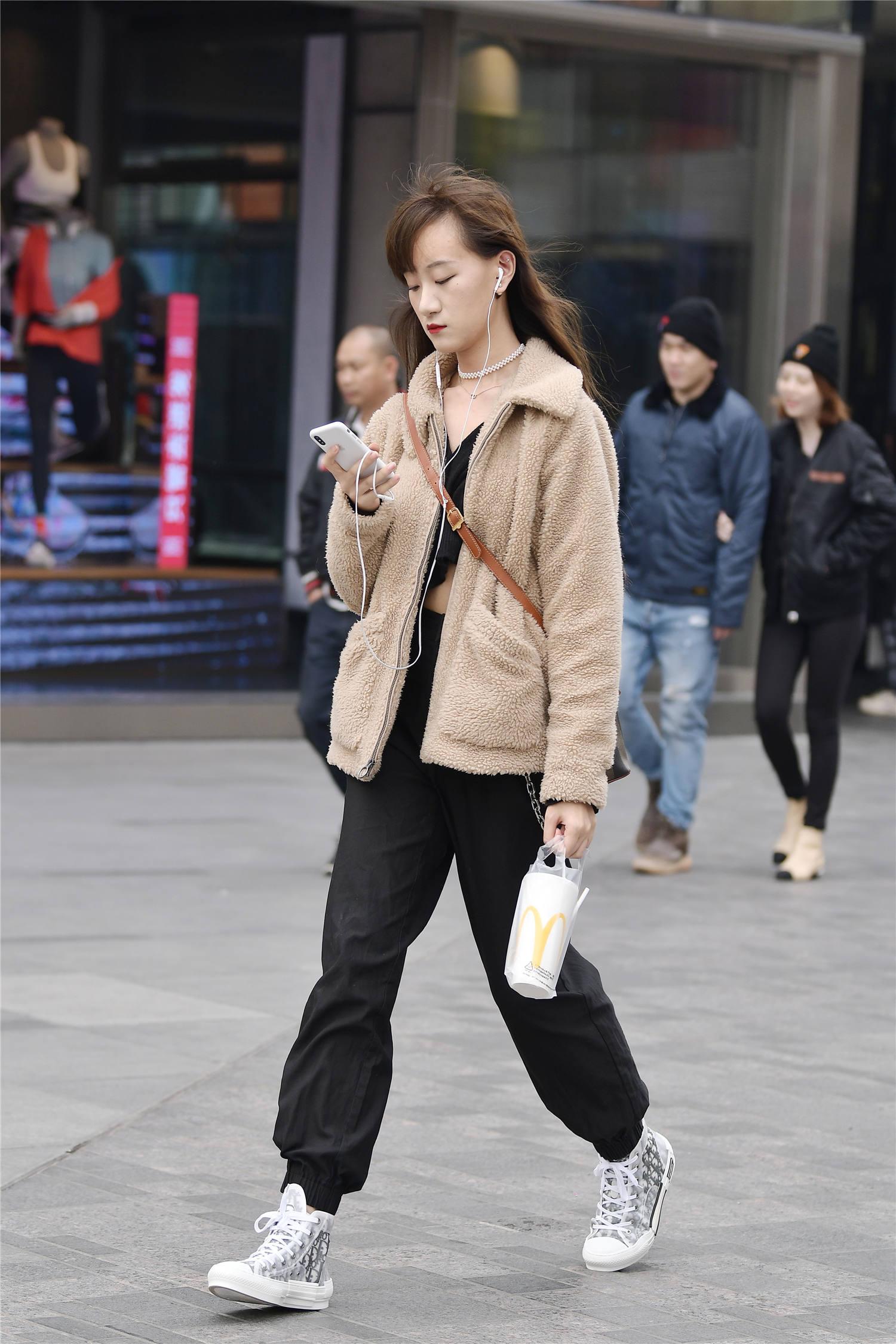 春天选择一款帆布鞋,逛街舒适,还搭配出小女生的味道