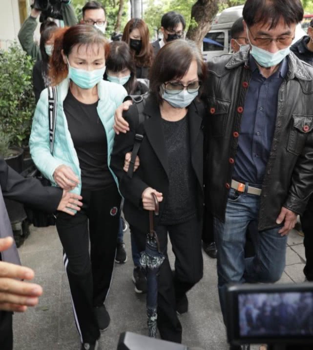 刘真灵堂最后一天:母亲再次哭到晕倒,不忍看到女儿将被火化
