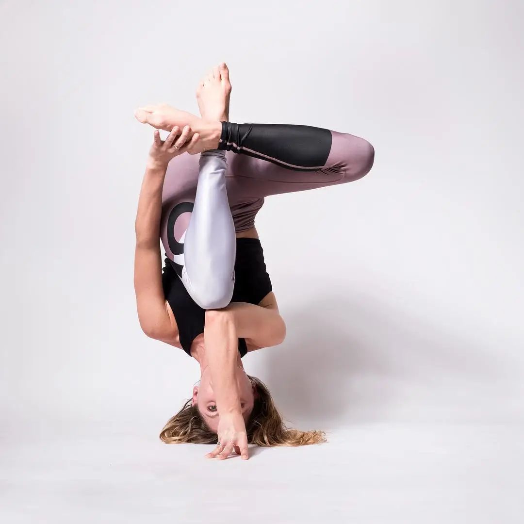 黑色套装显瘦又典雅,标准的s型身材让网友看傻眼|陶虹|地面|右腿_新浪