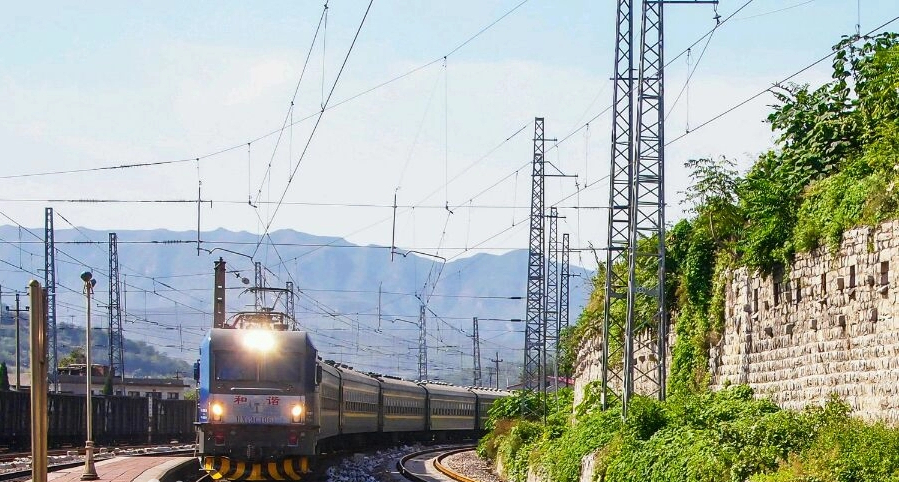 新中国第一条双线电气化铁路——石太铁路