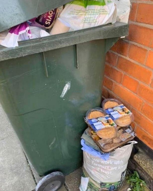 英国超市抢购潮的后遗症来了:大量食物被浪费,直接扔进了垃圾桶