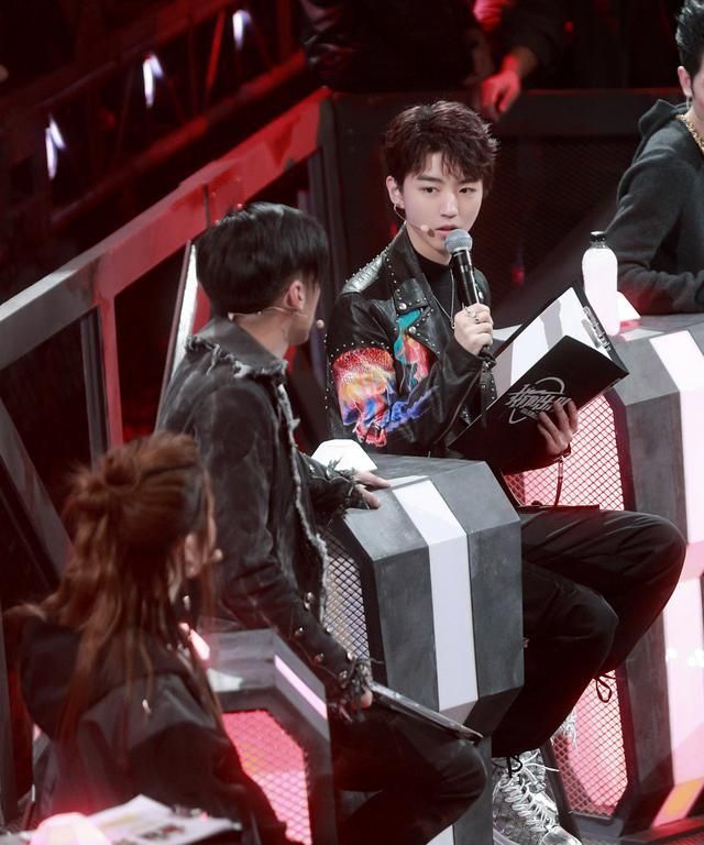 30岁华晨宇和20岁王俊凯,都搭配黑色皮衣,少年感不相上下!