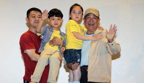 77岁高明近照,与妻子相爱50年,没想到一家四口都是演员