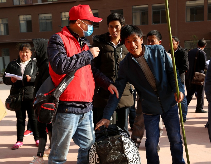 学雷锋南方电网云南曲靖会泽供电局员工乐于助人做好事图