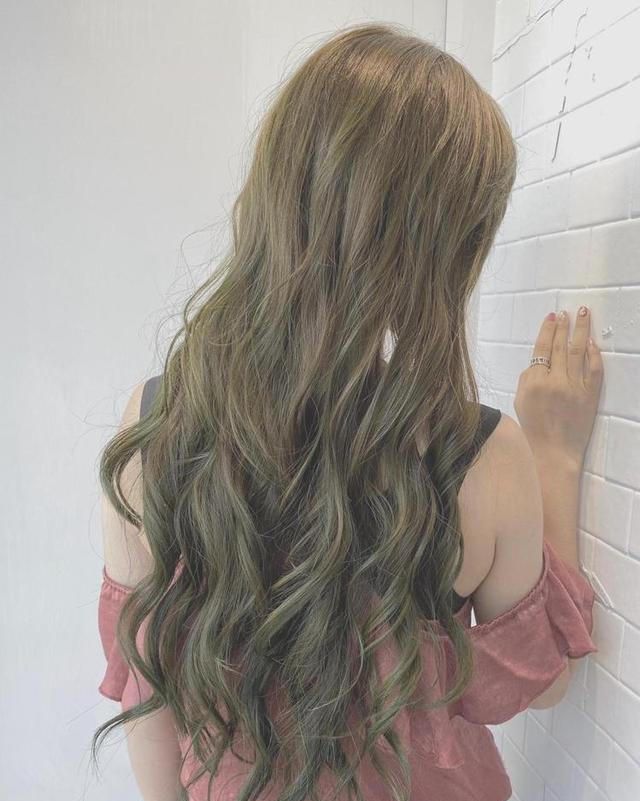 不论是调淡后介于橄榄绿与亚麻绿灰之间,或是像豪奢名媛kylie jenner