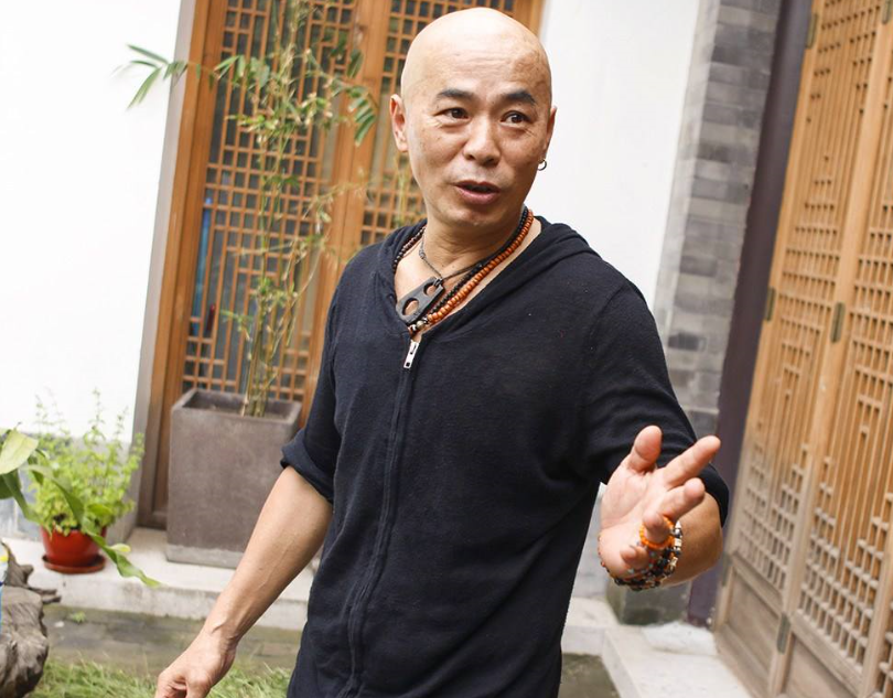 "鬼脚七"近照,58岁仍气势十足,曾在黄飞鸿3中打李连杰7个耳光