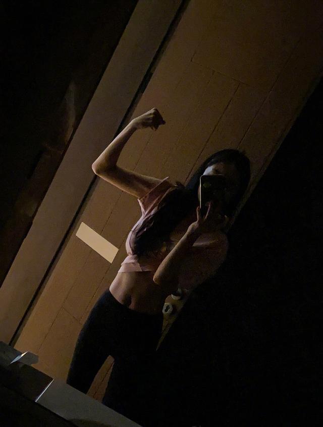 杨幂晒家中健身照秀马甲线肱二头肌身材超好体重88斤