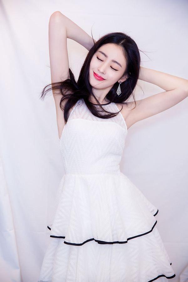 她曾被前男友劈腿一度消沉,如今爆红身价上涨,颜值衣品往上蹭