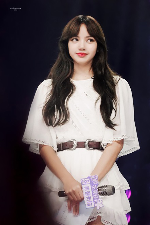 blackpink成员lisa晒庆生照,红唇黑发美成芭比娃娃