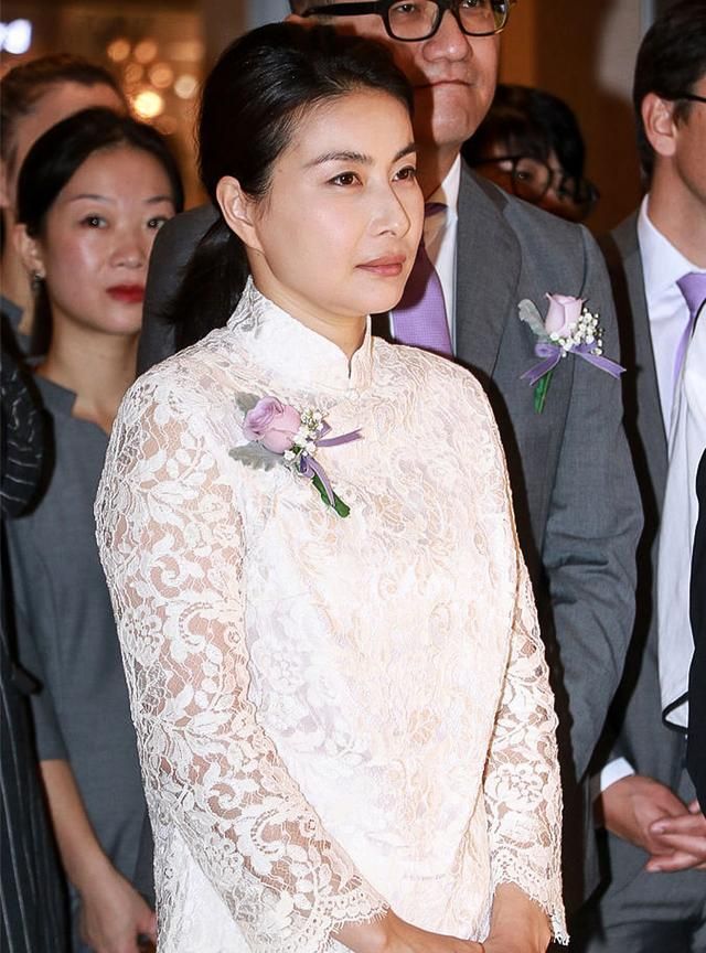 郭晶晶真是不一般,穿白色旗袍气质出众,尽显东方女性成熟魅力