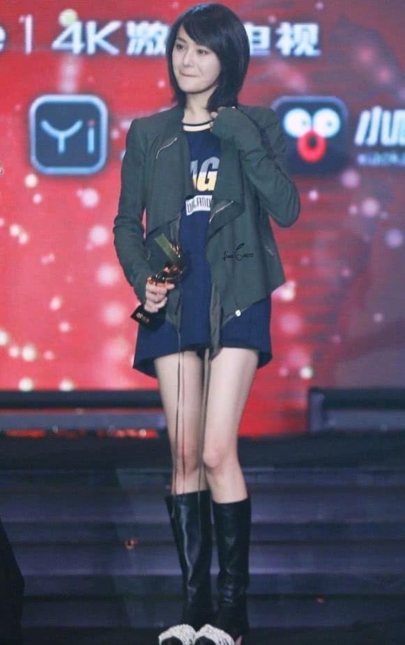 郑爽满脸沧桑感现身机场,下面竟穿得像个收破烂的,好让人心疼!