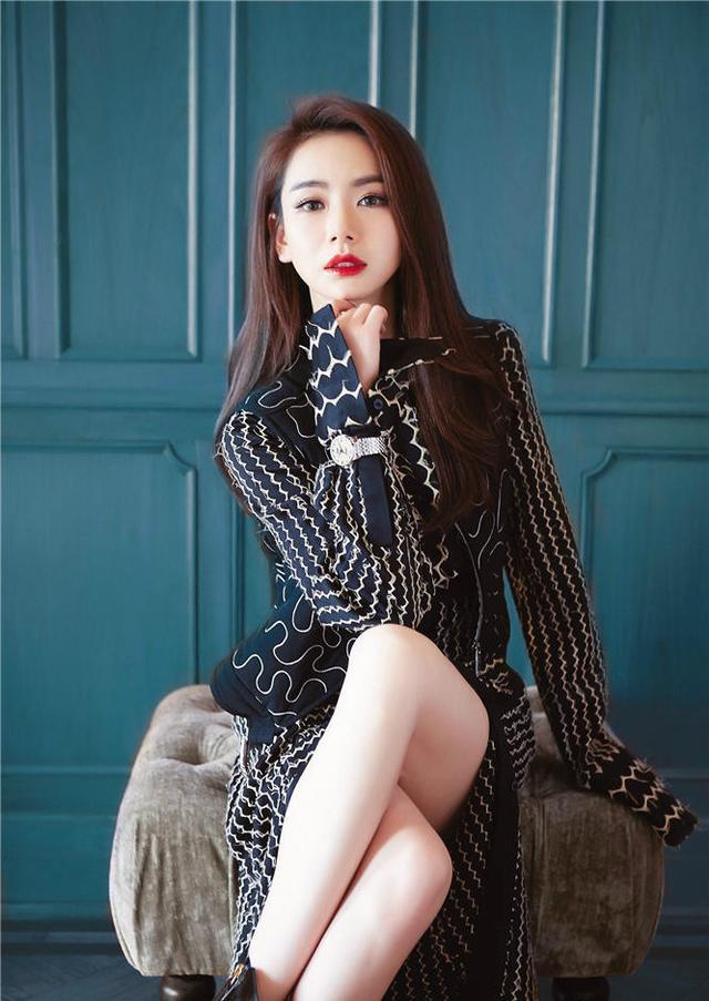 女明星坐姿:戚薇咋坐都霸气,杨幂难度太大高,王丽坤像小仙女