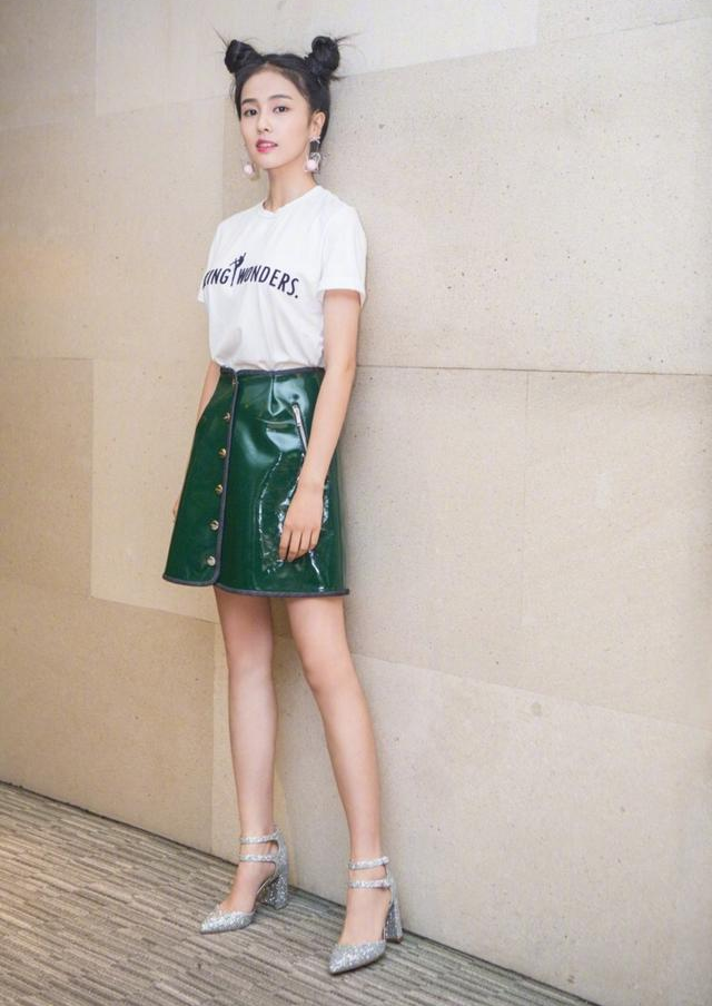 白鹿身穿牛油果绿色西装外套复工,清新自然,元气满满