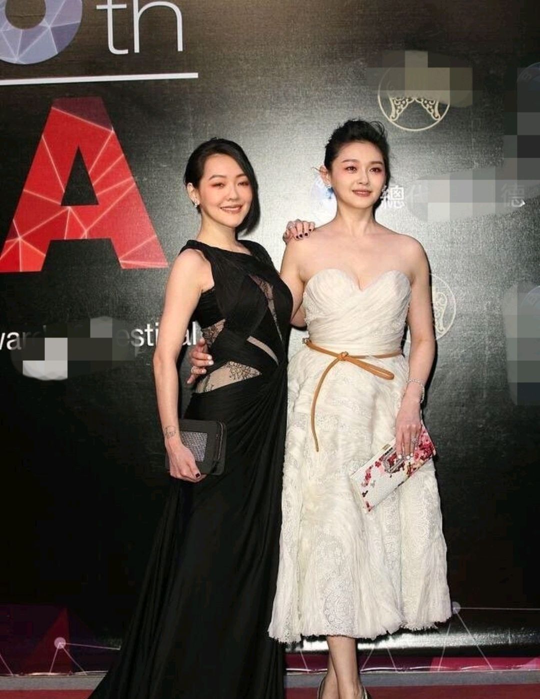 大s和小s姐妹合体大s穿白色抹胸蓬蓬裙扮嫩