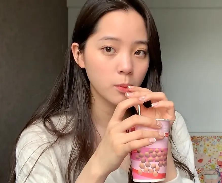 欧阳娜娜买豆浆不用送的吸管看到她的专用真长见识