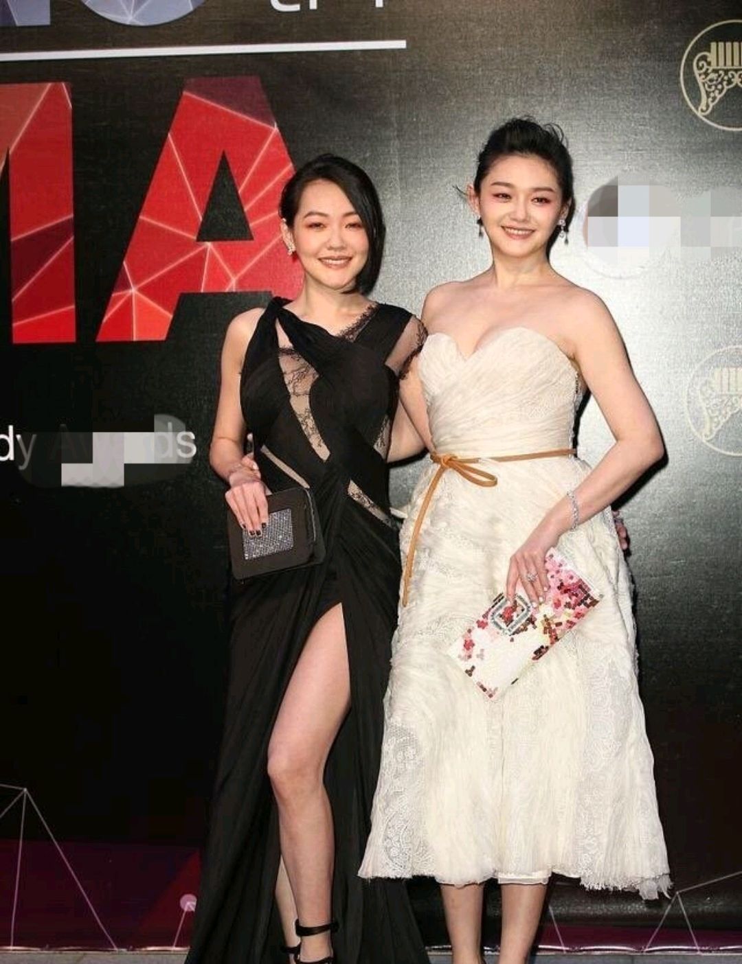 大s和小s姐妹合体,大s穿白色抹胸蓬蓬裙扮嫩