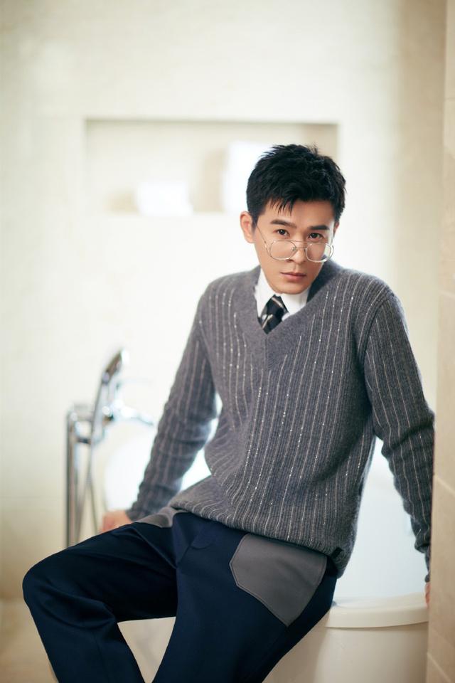 演《雪花女神龙》男配走红,今穿棒球服运动裤,42岁依旧男神范