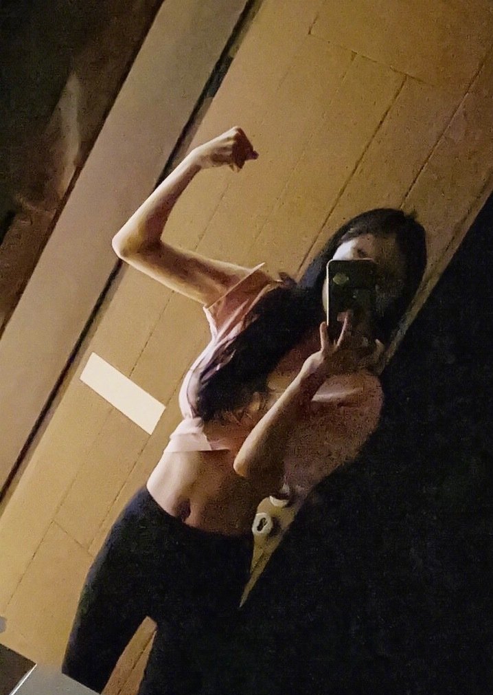 杨幂秀马甲线和肱二头肌,这身材,无法想象她是生过孩子的女人