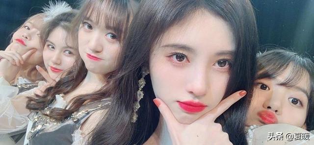 鞠婧祎和队友凑头自拍,看到颜值对比,终于明白为何她最火