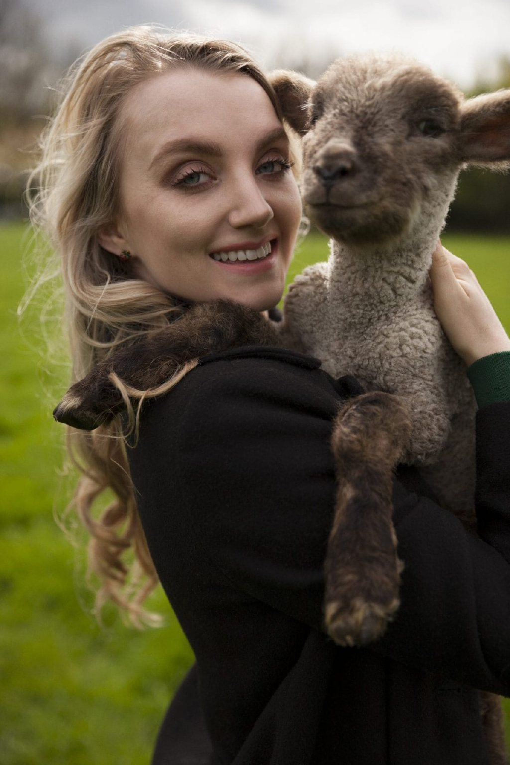 哈利波特卢娜29岁演员伊文娜林奇疑似感染新冠