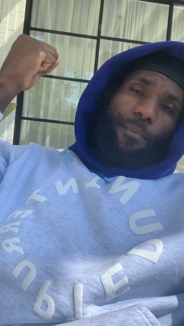 226斤詹姆斯站上瑜伽球周日照样进行训练他根本闲不下来