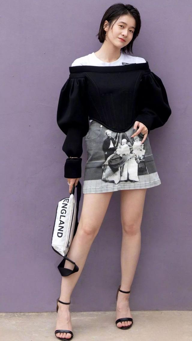 她6岁进入影视圈,一袭白底印花系带长裙搭马丁靴,甜美率性|张雪迎