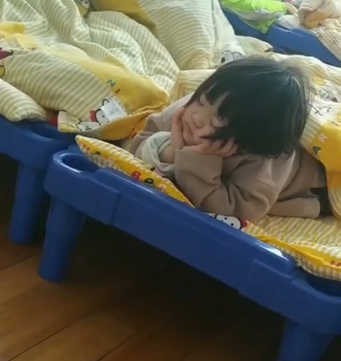 幼儿园一女孩不肯睡午觉,老师上前想教育,但走近一看笑喷