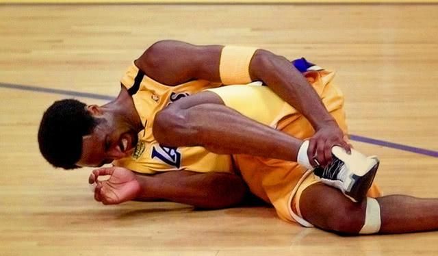 西决抢七,带伤上阵打总决赛,科比的首次夺冠之旅并不容易!